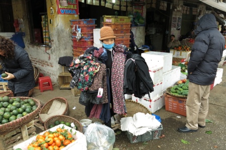 Quần áo mùa đông giá rẻ những ngày này bán đầy đường khắp Hà Nội.