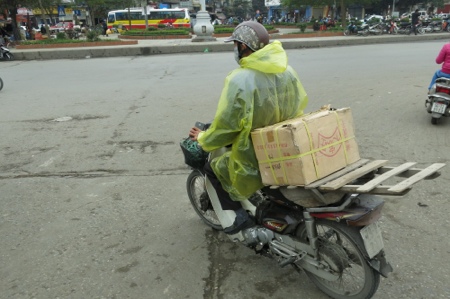 Những chiếc áo mưa mỏng manh chắn gió lạnh mùa đông