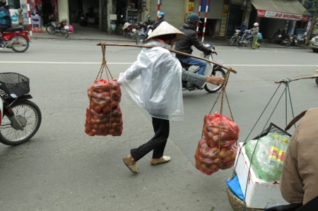 Những chiếc áo mưa mỏng manh chắn gió lạnh mùa đông