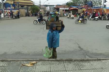 Những chiếc áo mưa mỏng manh chắn gió lạnh mùa đông