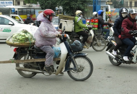 Những chiếc áo mưa mỏng manh chắn gió lạnh mùa đông