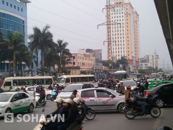 Đến khoảng 17 giờ, bên ngoài bến, do lượng phương tiện đã tăng hơn khiến cho giao thông bắt đầu có sự nhốn nháo nhưng tình trạng ùn tắc đã không xảy ra.