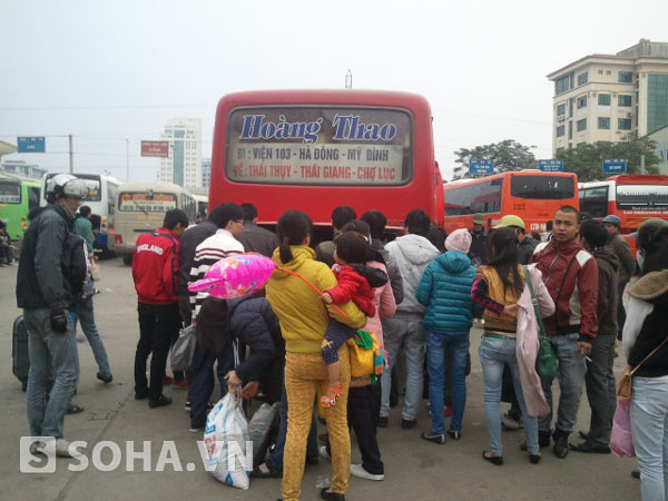 Chen nhau để lấy hành lý.