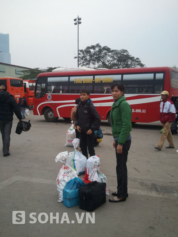 Hết túi rồi lại bao. Chị Hương (trú tại khu vực chùa Hà) đang chưa biết phải 