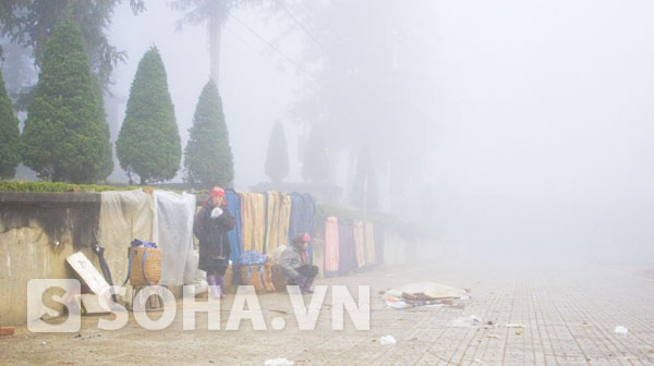 Mặc cho sương mù và lạnh tê tái, những người phụ nữ vùng cao vẫn xuống chợ mỗi sáng sớm.