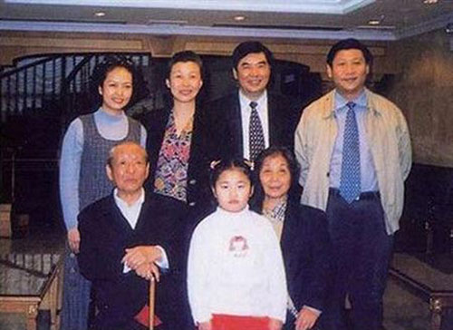 
	Tập Minh Trạch chụp ảnh cùng gia đình khi còn nhỏ.