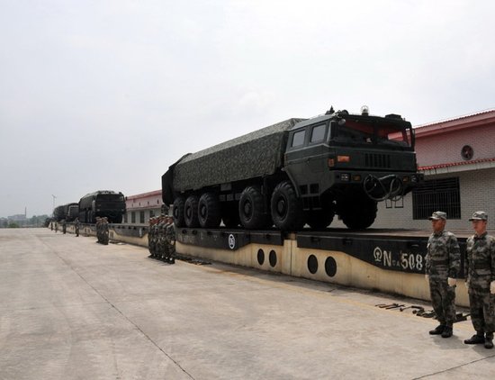 Xe tải quân sự chuyên dụng kiêm bệ phóng tên lửa và đường sắt là kênh cơ động lực lượng chủ yếu của binh chủng Pháo binh 2 Trung Quốc trước kia