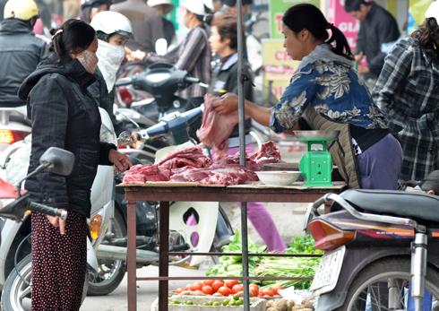 Giá thịt bò, thịt gà đã tăng nhẹ, còn thủy hải sản tăng mạnh trong dịp này dù còn hơn một tháng nữa mới đến Tết Âm lịch. Ảnh: AQ