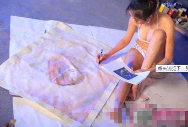 Trung Quốc : Nữ họa sĩ khỏa thân, dùng ngực vẽ tranh 10