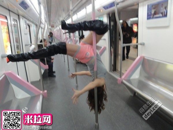 Trung Quốc: Thiếu nữ hồn nhiên múa cột trên tàu điện ngầm 1