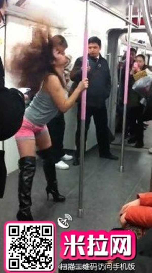 Trung Quốc: Thiếu nữ hồn nhiên múa cột trên tàu điện ngầm 2