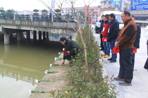 Trung Quốc: Triệu phú hy sinh thân mình để cứu nhân viên 4