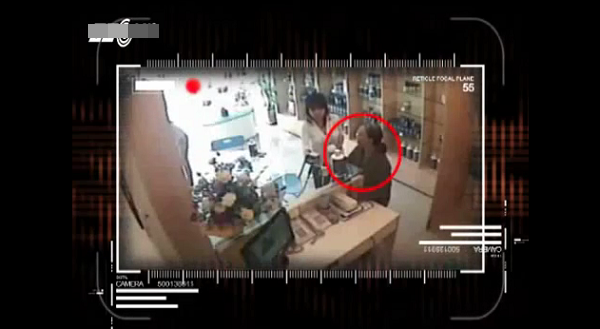Việt Nam: Choáng với clip 2 cụ bà nhanh tay ăn trộm đồ 3