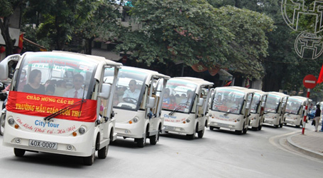 Xe điện phục vụ khách du lịch tham quan Hà Nội