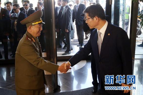 Bộ trưởng Thống nhất Hàn Quốc Ryoo Kihl-jae bắt tay Chủ nhiệm Tổng Cục Chính trị Quân đội nhân dân Triều Tiên Hwang Pyong-So tại khách sạn, hoan nghênh chuyến đi của Đoàn đại biểu cấp cao Triều Tiên.

Ảnh: Tân Hoa Xã/Yonhap.