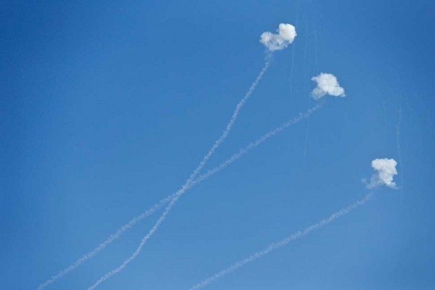 Hình ảnh 3 quả đạn của hệ thống Iron Dome đánh chặn thành công 3 quả rocket phóng vào lãnh thổ Israel.