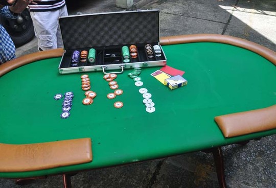 Bàn đánh poker và phỉnh tại hiện trường.