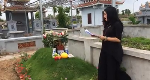 Thanh Lam nghẹn ngào đọc thơ bên mộ cha.