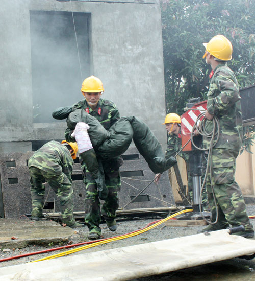 Để cứu người, cứu tài sản tại các công trình sập đổ đạt kết quả cao nhất, cán bộ, chiến sĩ của Tiểu đoàn luôn coi trọng công tác huấn luyện nội dung này. Ảnh: Quang Tuấn