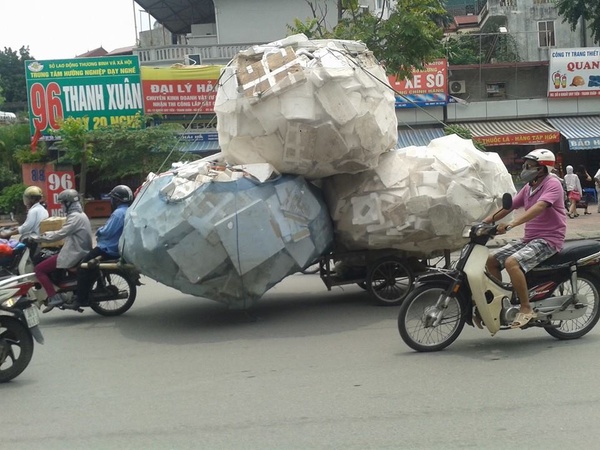 Cách chở hàng bá đạo trên đường phố Hà Nội