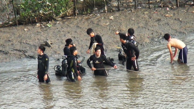 Lực lượng người nhái tìm kiếm sinh viên nhảy cầu mất tích