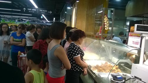 Nhiều nguời tiêu dùng đã phải xếp hàng dài để mua hàng ở Lotte Center. 