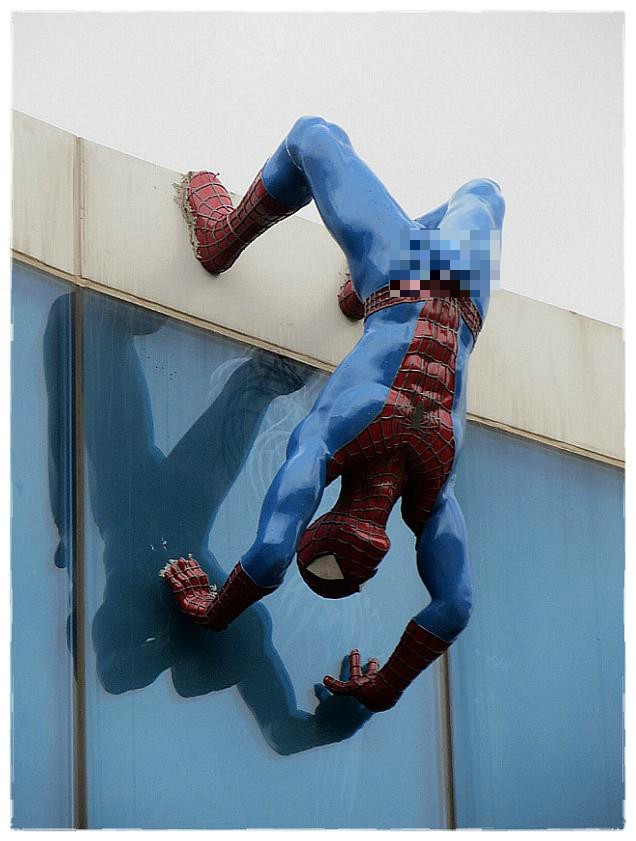 Cận cảnh bức tượng Người nhện nhạy cảm trên nóc trung tâm thương mại.