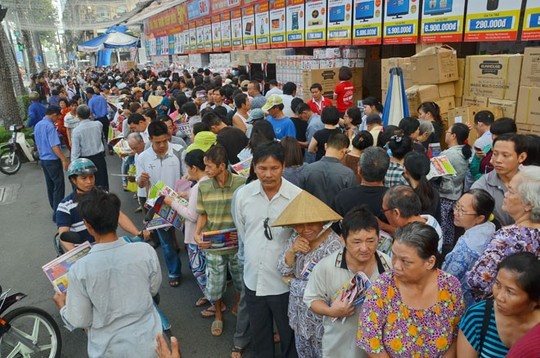 Hàng ngàn người đã đứng xếp hàng từ sáng sớm để được mua hàng giảm giá. Trong chương trình này, 21 trung tâm mua sắm Nguyễn Kim trên toàn quốc thực hiện ưu đãi, giảm giá lên đến 50% đối với hàng trăm ngàn sản phẩm điện tử tiêu dùng như: tivi, tủ lạnh, máy giặt, điện thoại di động, đồ dùng nhà bếp, hàng gia dụng... của các thương hiệu hàng đầu thế giới. Bên cạnh đó, Nguyễn Kim còn tặng 20.000 phần quà cho khách hàng từng mua sản phẩm tại trung tâm; bán hàng online với nhiều ưu đãi; giảm thêm 10% cho khách hàng thanh toán bằng thẻ MasterCard... Chương trình kéo dài đến ngày 18-12.