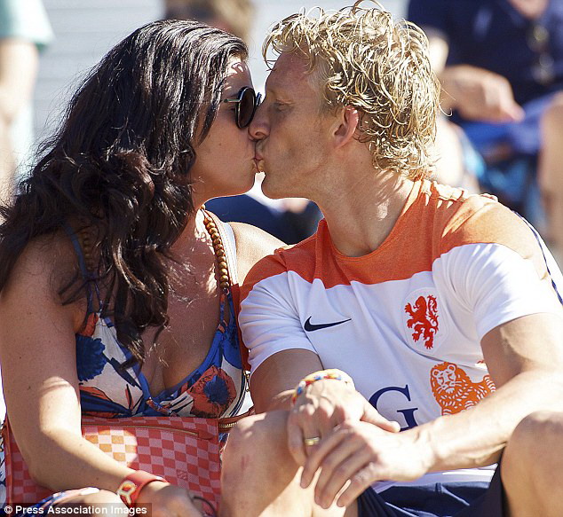 Dirk Kuyt với vợ Gertrude tại sân tập của tuyển Hà Lan, cả 2 dành cho nhau nụ hôn ngọt ngào.