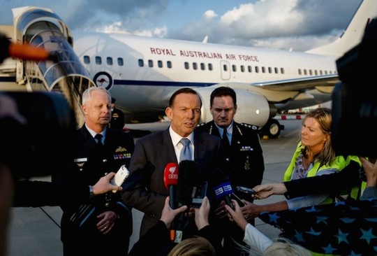 Thủ tướng Úc Tony Abbott (thứ 2 từ trái qua) phát biểu tại sân bay Rotterdam - Hà Lan. Ảnh: EPA