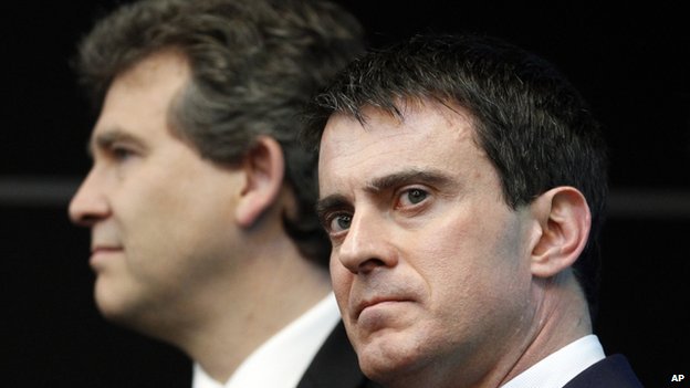 Manuel Valls (R) with Arnaud Montebourg (L)  (file pic April 2014)