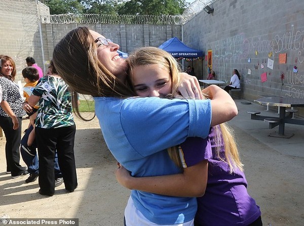 Cô Tiffany Dugan ôm chặt con gái Arianne Skelton, 13 tuổi, tại trại giam nữ Folsom ở Folsom, California, Mỹ sau nhiều tháng ngày xa cách.