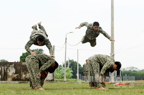 Màn khởi động của các chiến sĩ đặc công.