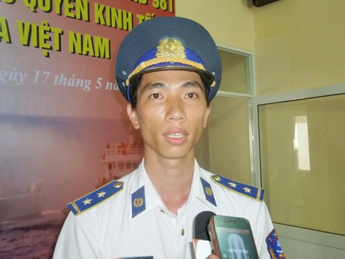 Trung úy Lê Văn Cảnh, Phó thuyền trưởng tàu CSB 4032 trả lời phỏng vấn (Ảnh: HC)