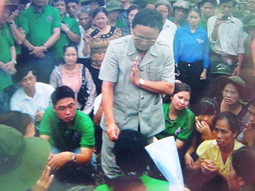 “Cậu Thủy” (người mặc áo trắng) tại buổi cất, bốc hài cốt giả tại xã Gio Mai, huyện Gio Linh, tỉnh Quảng Trị vào tháng 7-2013Ảnh: QUANG TÁM