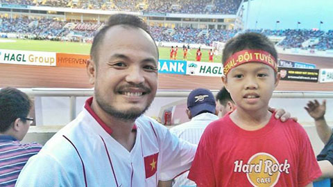 
Không còn ra ngoài tụ tập, giờ Trần Lập thường xem World Cup ở nhà, với cậu con trai 10 tuổi
