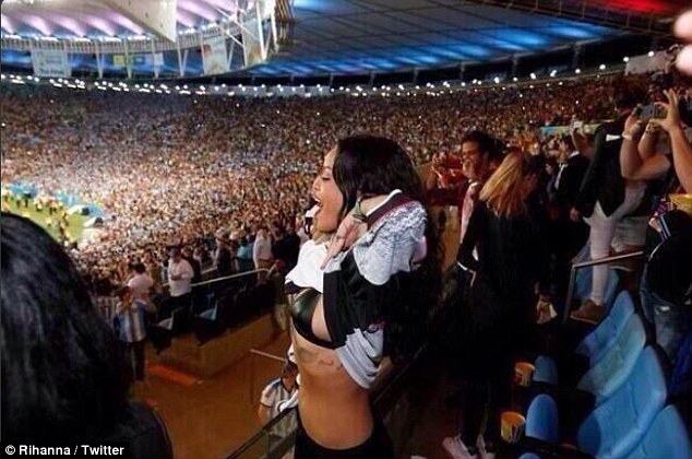 Rihanna rất phấn khích