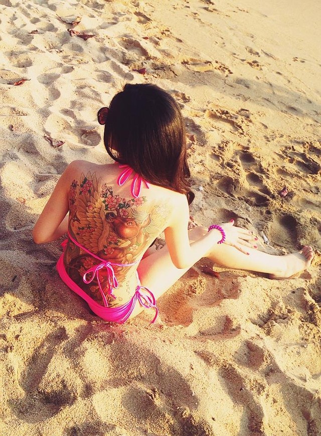 Hình ảnh xăm kín lưng của một cô gái có tên là Phương Anh trên bãi biển Nha Trang gây xôn xao mạng xã hội trong thời gian gần đây 