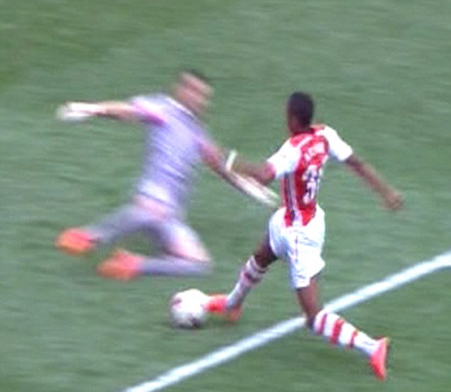 Bị đánh đập đến những cú đấm: chiếc chuba Akpom được một chân vào bóng trước thủ môn Monaco Danijel Subašić