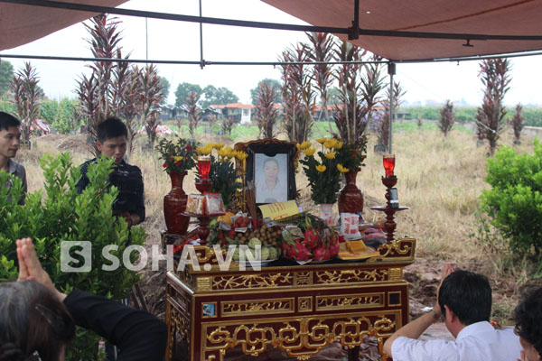 Gia đình tổ chức lễ cầu siêu tại mộ chị Huyền.