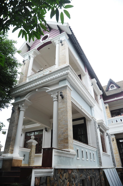 Ở Việt Nam, Minh Béo cũng sở hữu 1 căn biệt thự không hề kém cạnh 2 bà chị đồng nghiệp. Nằm tận khu Nhà Bè, cách trung tâm TP.HCM đến gần 30 phút di chuyển, không gian sống của diễn viên hài rất thoáng mát và rộng rãi.