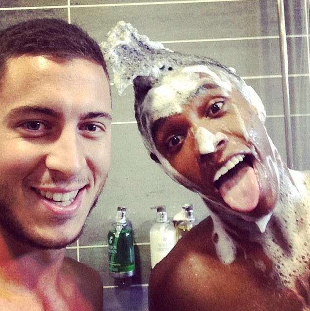 Eden Hazard và Willian chia sẻ ảnh nóng trong phòng tắm