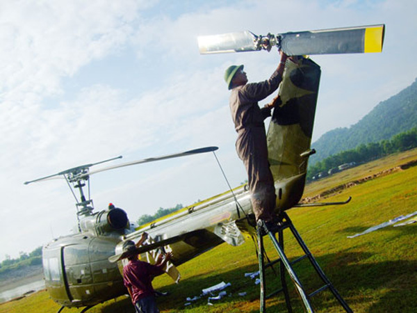 Kiểm tra kỹ thuật trực thăng UH-1 (do Mỹ chế tạo, ta thu được sau năm 1975) chuẩn bị bay phục vụ cảnh đổ quân xuống trận địa trong bộ phim Đường Hồ Chí Minh trên biển (tháng 7.2011). Loại trực thăng chiến lợi phẩm này hiện hoạt động rất ít do thiếu phụ tùng thiết bị thay thế - Ảnh: Đỗ Tuấn