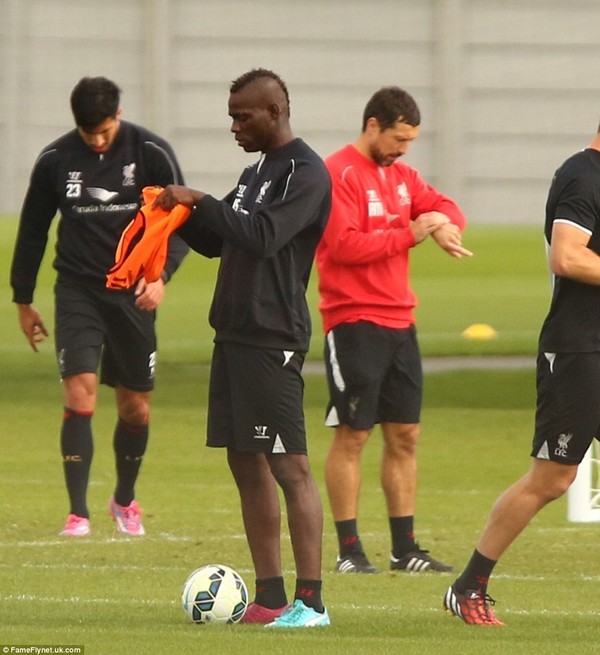 Sáng nay, Balotelli đã có buổi tập đầu tiên cùng các đồng đội mới. Ngay lập tức, tiền đạo khác người này khiến mọi người phải phì cười khi đứng trầm ngâm một hồi mà vẫn không thể mặc nổi chiếc áo tập.