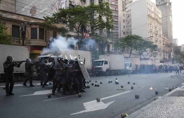 Cảnh sát bán quân sự bắn đạn cao su vào những người biểu tình chiếm giữ một tòa nhà bỏ hoang ở Sao Paulo, Brazil.