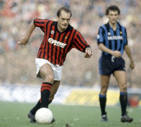 Ray Wilkins khi thi đấu cho Milan