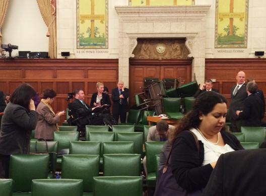 Các nghị sĩ Canada dùng ghế chặn cửa chính vào gian phòng