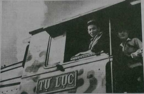 Anh hùng Lao động Lý Văn Du lái chuyển tàu bỉ mật chở tên lứa về địa điểm an toàn (1965) Ảnh: Sách Quân chủng Phòng không - Không quân, trang 21