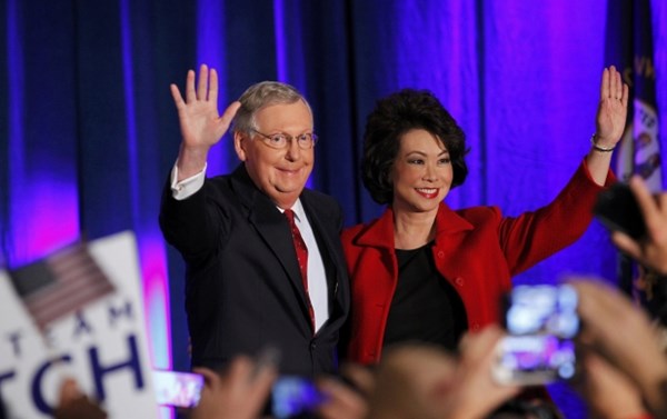 Thượng nghị sĩ Cộng hòa Mitch McConnell và vợ trong niềm vui chiến thắng. Ông McConnell vừa trở thành lãnh đạo phe đa số tại Thượng viện Mỹ sau cuộc bầu cử giữa kỳ.