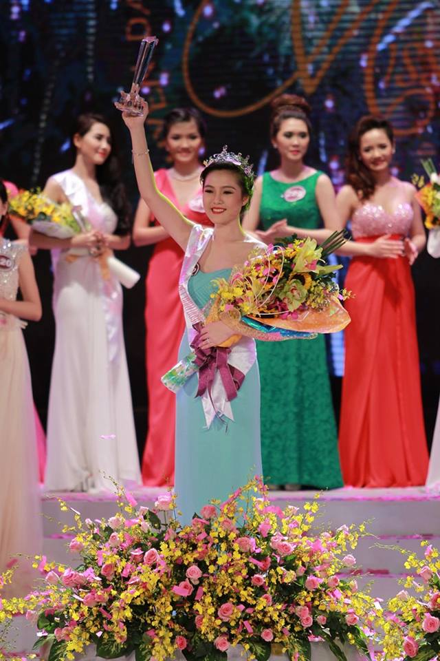 Hình Ảnh Trần Diễm Ái Vi bước lên bục cao nhất của cuộc thi &quot;Nữ sinh viên Việt Nam duyên dáng 2013&quot;